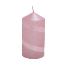 Ružová vianočná sviečka s glitrom a pruhmi.