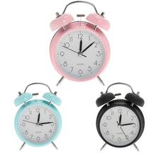 Ružový kovový budík s priemerom 10 cm.