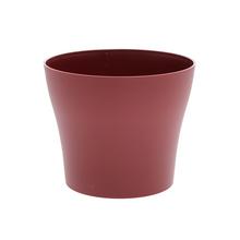 Okrúhly obal na kvety v vínovej farbe.