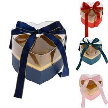 Darčeková krabička na kvety v tvare srdca s rôznymi farbami a stuhou.