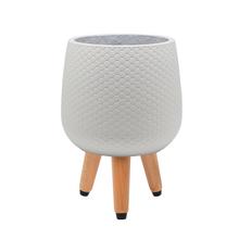 Biely obal na nožičkách s textúrou v tvare hexagónov.