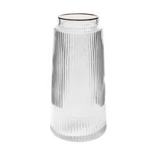 Priehľadná sklenená váza s jemným vzorom.