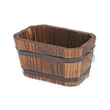 Hranatý drevený obal s kovovými pásmi.