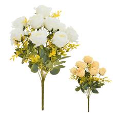 Kytica umelých ruží v jemných farbách.