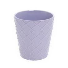 Lila obal na kvetináč s geometrickým vzorom.