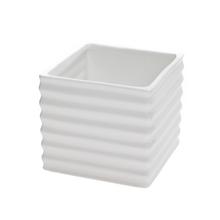 Hranatý biely kvetináč s pruhovaným dizajnom.