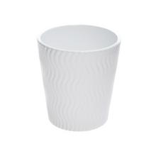 Biely obal na orchideu s vlnkovým vzorom.