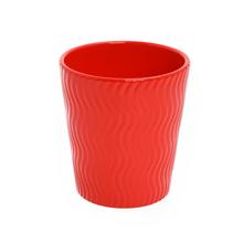 Červený obal na orchideu s vlnkovým vzorom.