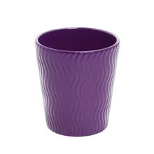 Fialový obal na orchideu s vlnkovým vzorom.