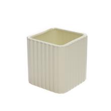 Obal na kvetináč v krémovej farbe s jemným pruhovaním.