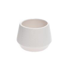 Biely keramický obal na kvety s jemným vzorom.