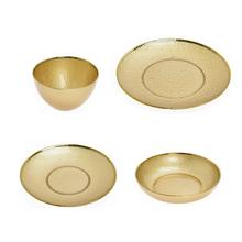 Set tanierov a misiek zo skla so zlatým povrchom.