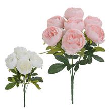 Kytica pivoniek s bielymi a ružovými kvetmi.