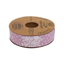 Lila stuha s kvetinovým vzorom, šírka 2,5 cm, dĺžka 20 m.
