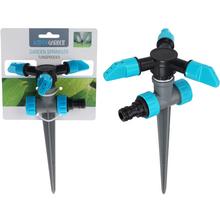 Záhradný rotačný postrekovač s modrými detailmi.