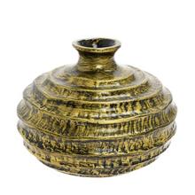 Zlatá guľatá váza z keramického materiálu.