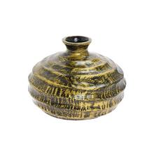 Guľatá váza z polyrezu v zlatej farbe.