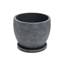 Čierny keramický kvetináč s miskou.