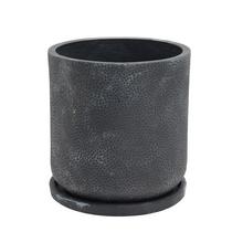 Čierny keramický kvetináč s miskou.