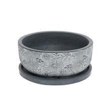 Čierny keramický kvetináč s kvetinovým vzorom.