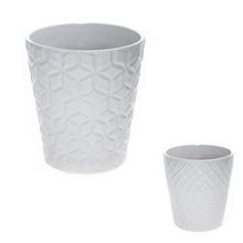 Biely obal na orchideu s geometrickým vzorom.