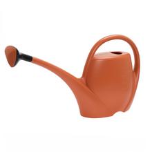 Krhlička v škoricovej farbe s dlhým výtokom.