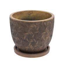 Hnedý kvetináč s dekoratívnym vzorom.