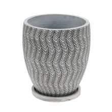 Biely keramický kvetináč s vlnkovým vzorom.