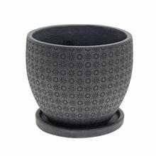 Čierny kvetináč s dekoratívnym vzorom.