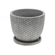 Šedý okrúhly kvetináč s hexagonálnym vzorom.