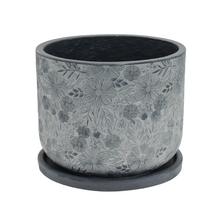 Čierny kvetináč s kvetinovým vzorom.