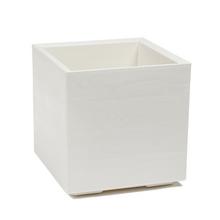 Biely štvorcový kvetináč z umelej hmoty.