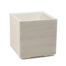 Štvorcový obal na kvety béžovej farby.