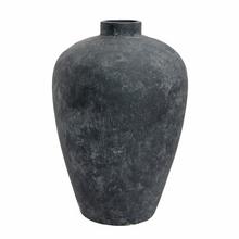 Šedá keramická váza Mano s výškou 60 cm.