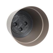 Obal Bloom v hnedej farbe s priemerom 24 cm a objemom 10,5 litra.