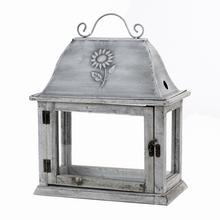 Šedý lampáš s kvetinovým vzorom.