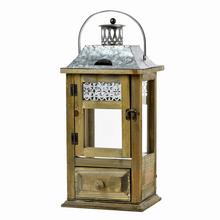 Hnedý lampáš s kovovým vrchom a dekoratívnym detailom.