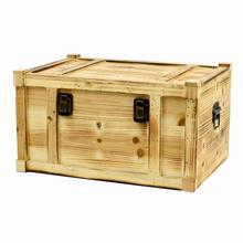 Hnedá drevená truhlica s kovovými zámkami.