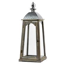 Šedobiely lampáš s kovovým vrchom.