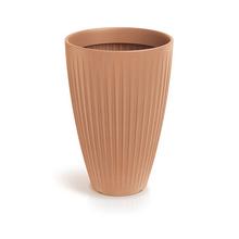 Terakotový obal na kvety s vysokým dizajnom.