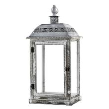 Biely a šedý lampáš s otvoreným dizajnom.