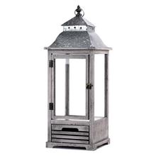 Šedý lampáš s kovovou strechou a sklenenými stenami.