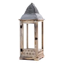 Biely a šedý lampáš s dekoratívnym vrchom.