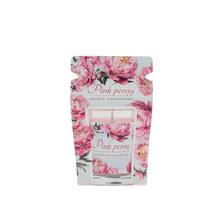 Voňavá sviečka v skle s vôňou pivonky.