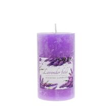 Levanduľová sviečka v purpurovej farbe.