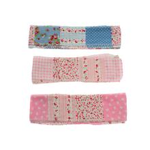 Rôzne látkové stuhy v rôznych farbách a vzoroch.