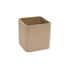 Obal na kvetináč v béžovej farbe s jemným ryhovaním.