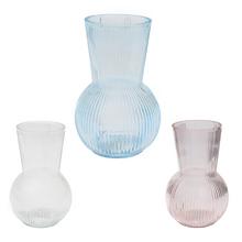 Priehľadná sklenená váza s pruhovaným dizajnom.