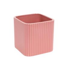 Ružový keramický obal na kvetináč s pruhovaným dizajnom.
