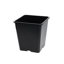 Čierny kontajner na rastliny s pevnou kvalitou.